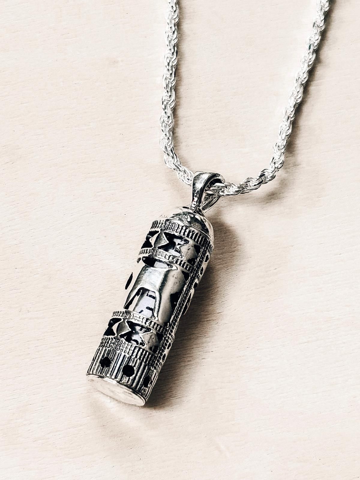 Collar Mezuzá con "חי" (Plata 925)