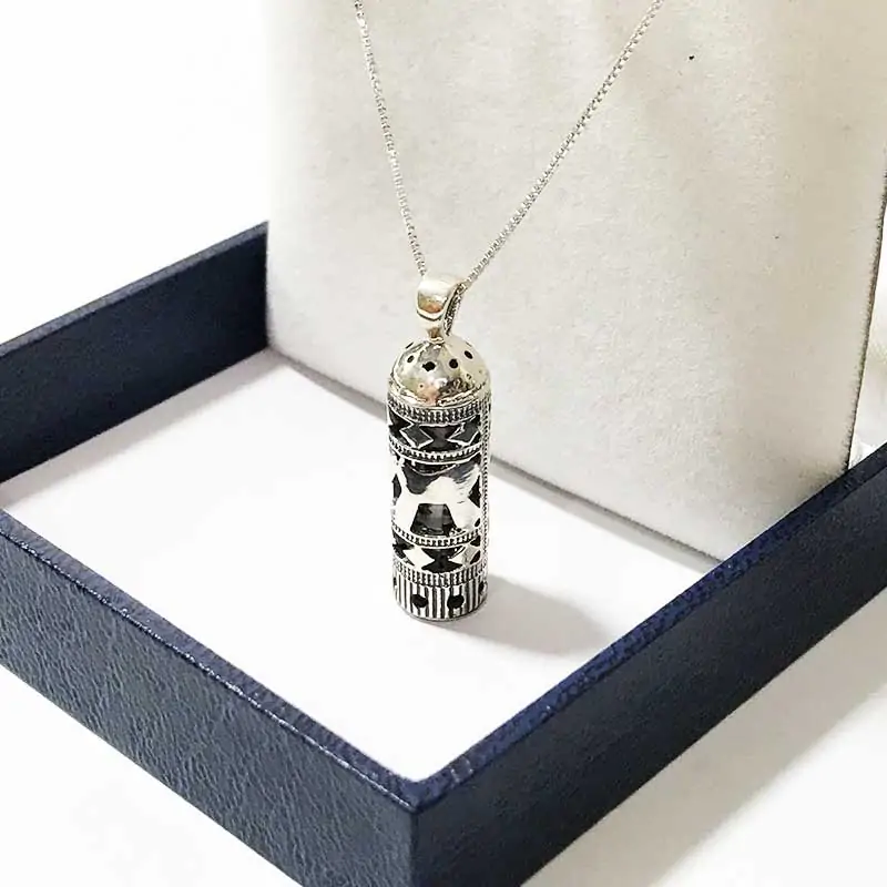 Collar Mezuzá con "חי" (Plata 925) - Imagen 2