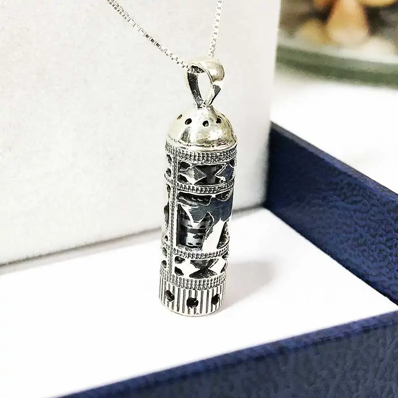 Collar Mezuzá con "חי" (Plata 925) - Imagen 3